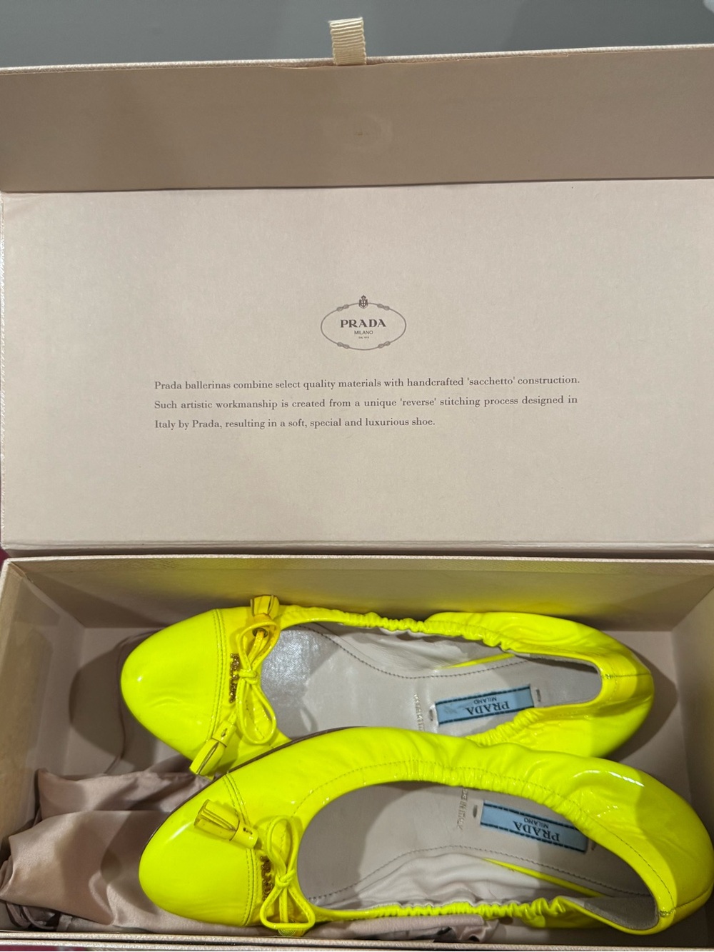 Authentic PRADA Neon Yellow Patent Leather Bow Tassel Scrunch Ballet Flats - Picture 3 of 9